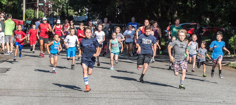Kids out in front of the 1-mile race. (Credit: Robert O'Rourk)