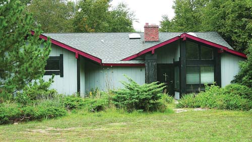 This Riverhead house in foreclosure was scheduled to be sold on the steps of Town Hall in 2010. (Credit: Barbaraellen Koch, file)