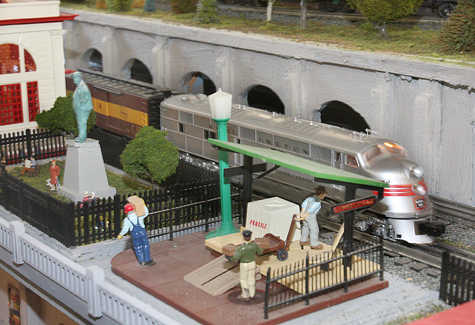 Lionel12_BE_R.jpg BARBARAELLEN KOCH PHOTO | An animated luggage stand.