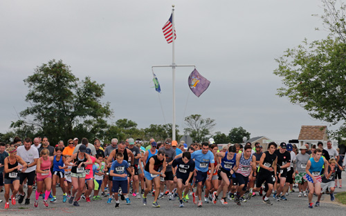 Two hundred and sixty-one athletes ran in the five-kilometer race that started and finished at South Jamesport Beach, according to Innovative Timing Systems, the event’s official timekeeper. (Credit: Daniel De Mato)