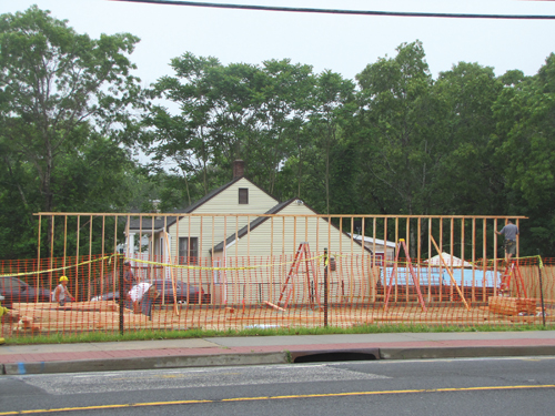 The new Flanders 7-Eleven takes shape at Flanders Road and Cypress Avenue. (Credit: Tim Gannon)