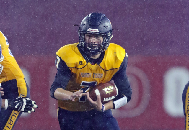 Kevin Cutinella carries the ball for a first down. (Credit: Daniel De Mato)